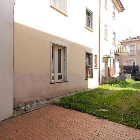 Monolocale - Piano Terra - Ingresso Indipendente Apartamento *