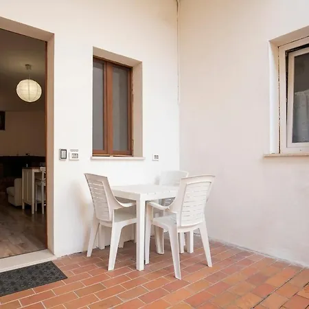 Monolocale - Piano Terra - Ingresso Indipendente Apartamento *